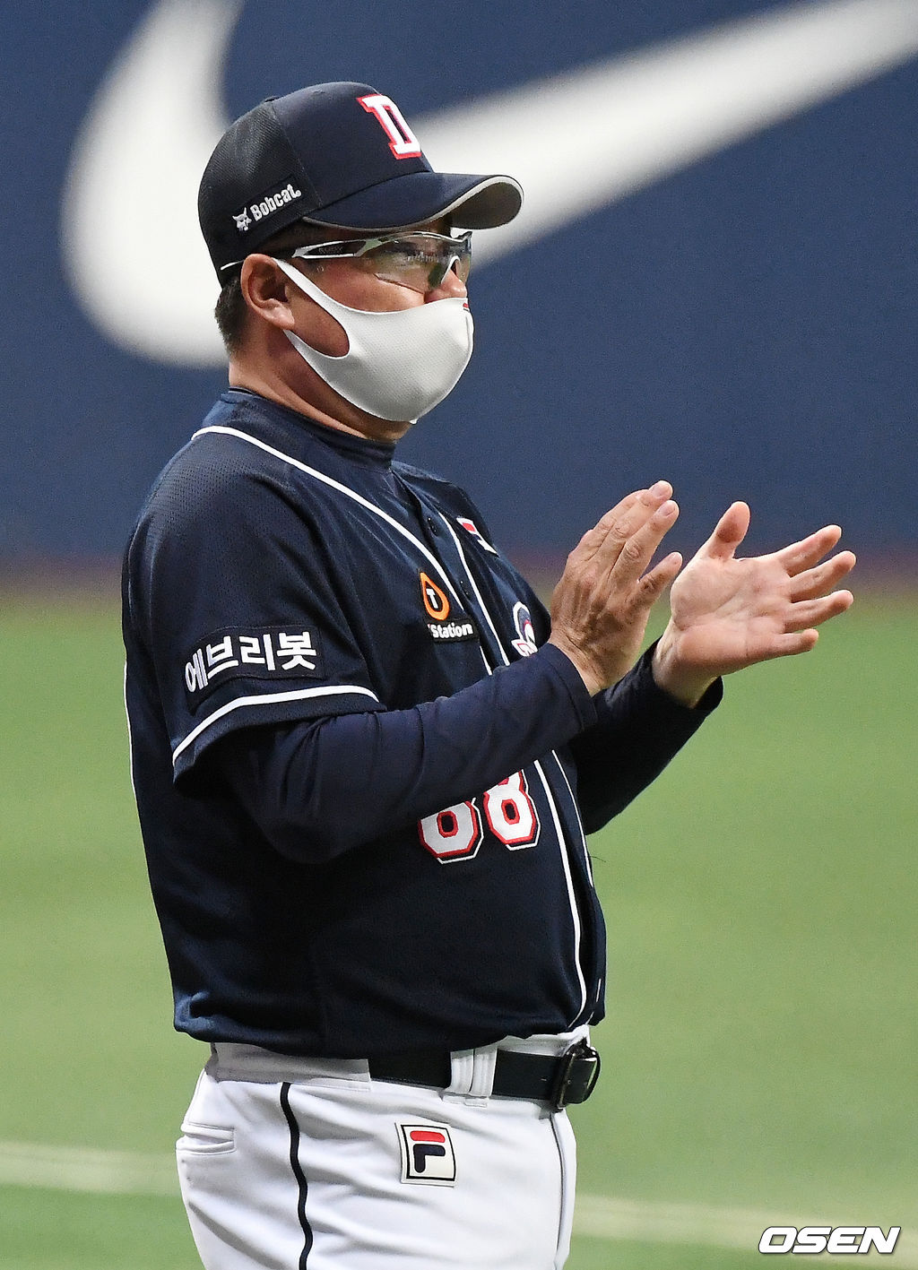 경기를 마치고 두산 김태형 감독이 박수를 보내고 있다. /rumi@osen.co.kr