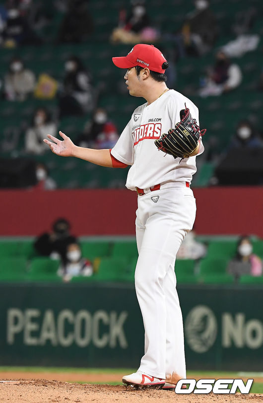 29일 오후 인천SSG 랜더스필드에서 ‘2021 신한은행 SOL KBO리그’ SSG 랜더스와 KT 위즈의 경기가 열렸다.7회초 무사 1루 SSG 박종훈이 3루 심의 보크 판정에 어필하고 있다./youngrae@osen.co.kr