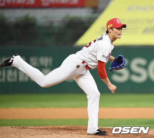 29일 오후 인천SSG 랜더스필드에서 ‘2021 신한은행 SOL KBO리그’ SSG 랜더스와 KT 위즈의 경기가 열렸다.9회초 1사 만루 SSG 장지훈이 역투하고 있다./youngrae@osen.co.kr