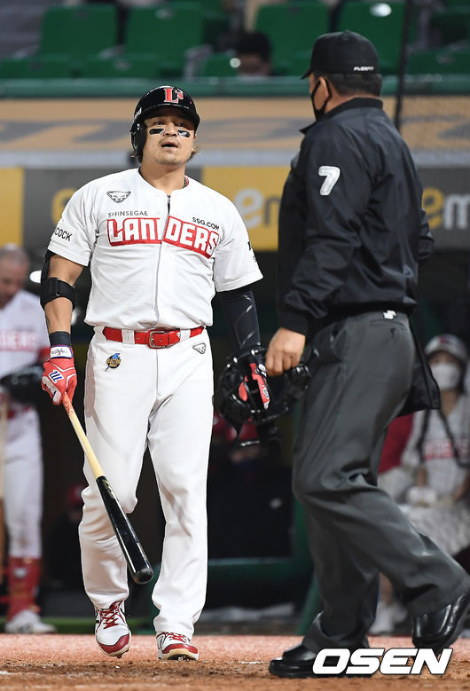 29일 오후 인천SSG 랜더스필드에서 ‘2021 신한은행 SOL KBO리그’ SSG 랜더스와 KT 위즈의 경기가 열렸다. 5회말 1사 SSG 추신수가 삼진을 당한 뒤 구심과 이야기를 나누고 있다./youngrae@osen.co.kr
