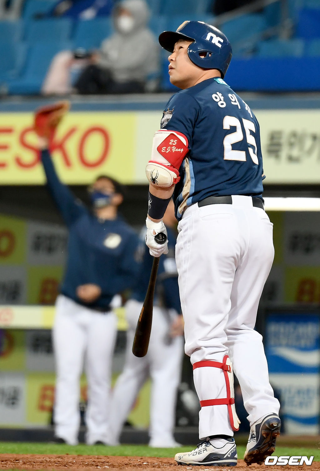 5회초 2사 1, 2루 NC 양의지가 3점 홈런을 날린 뒤 타구를 바라보고 있다. /ksl0919@osen.co.kr