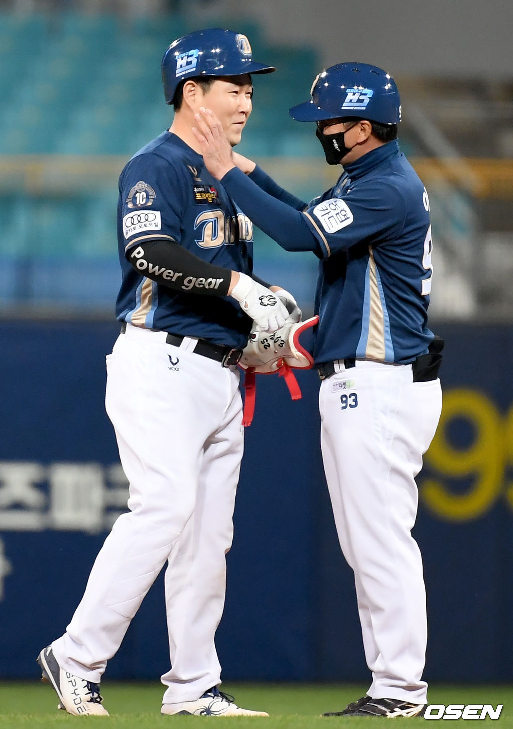 7회초 무사 NC 양의지가 2루타를 날린 뒤 이종욱 코치와 기쁨을 나누고 있다. 양의지 사이클링 히트 기록. /ksl0919@osen.co.kr