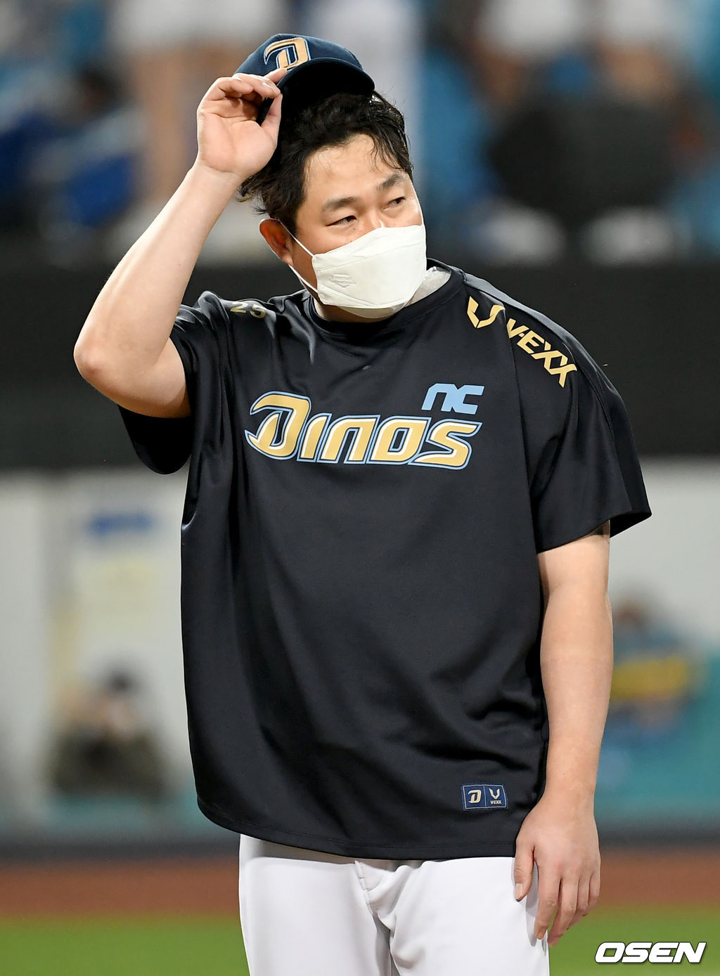 경기 종료 후 NC 양의지가 관중을 향해 인사를 하고 있다. /ksl0919@osen.co.kr