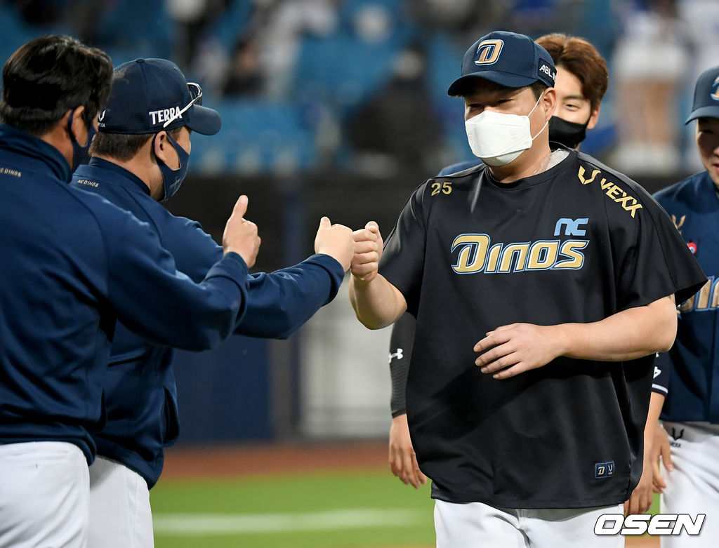 경기 종료 후 NC 양의지가 이동욱 감독과 하이파이브를 하고 있다./ksl0919@osen.co.kr