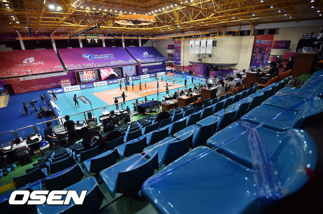  30일 오후 충북 제천시 제천체육관에서 2020 제천·MG새마을금고컵 프로배구대회 여자부 경기가 개막했다.이날 KGC인삼공사와 GS칼텍스가 경기를 펼치고 있다. /cej@osen.co.kr