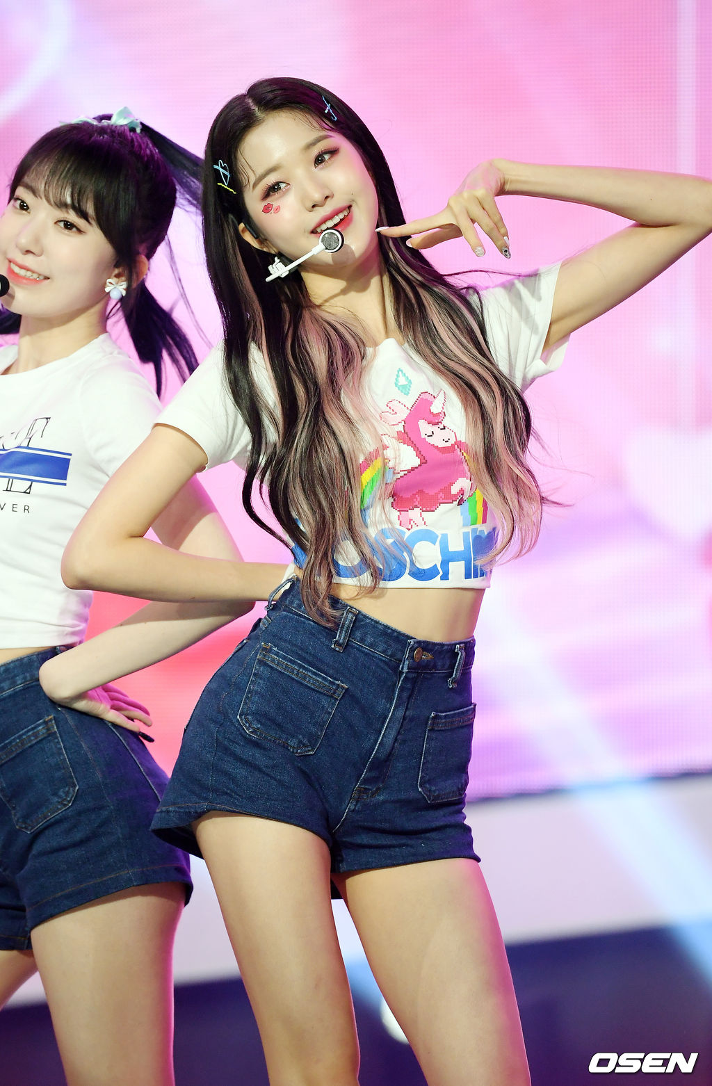 쇼 챔피언 생방송에서 아이즈원(IZ*ONE) 장원영이 화려한 무대를 선보이고 있다./ rumi@osen.co.kr