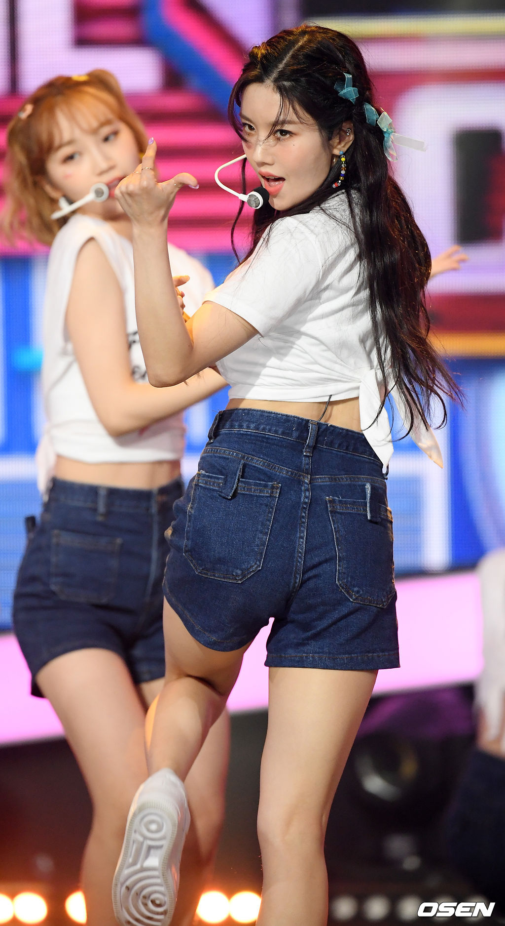쇼 챔피언 생방송에서 아이즈원 권은비가 화려한 무대를 선보이고 있다./ rumi@osen.co.kr
