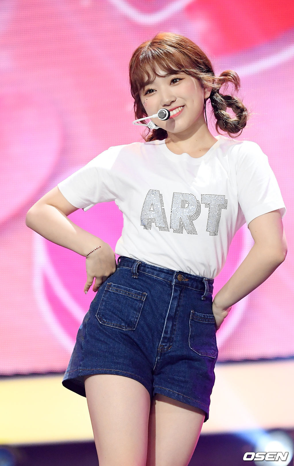 쇼 챔피언 생방송에서 아이즈원 야부키 나코가 화려한 무대를 선보이고 있다./ rumi@osen.co.kr