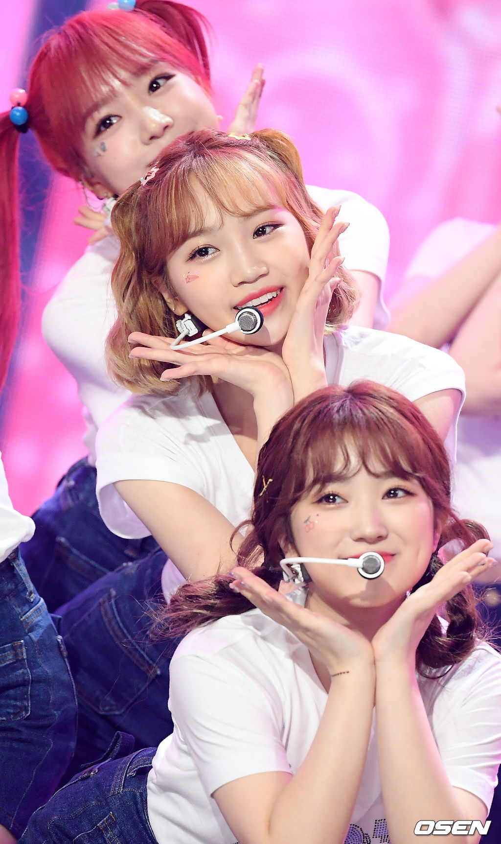 쇼 챔피언 생방송에서 아이즈원(IZ*ONE) 김채원이 야부키 나코와 조유리와 함께 화려한 무대를 선보이고 있다./ rumi@osen.co.kr