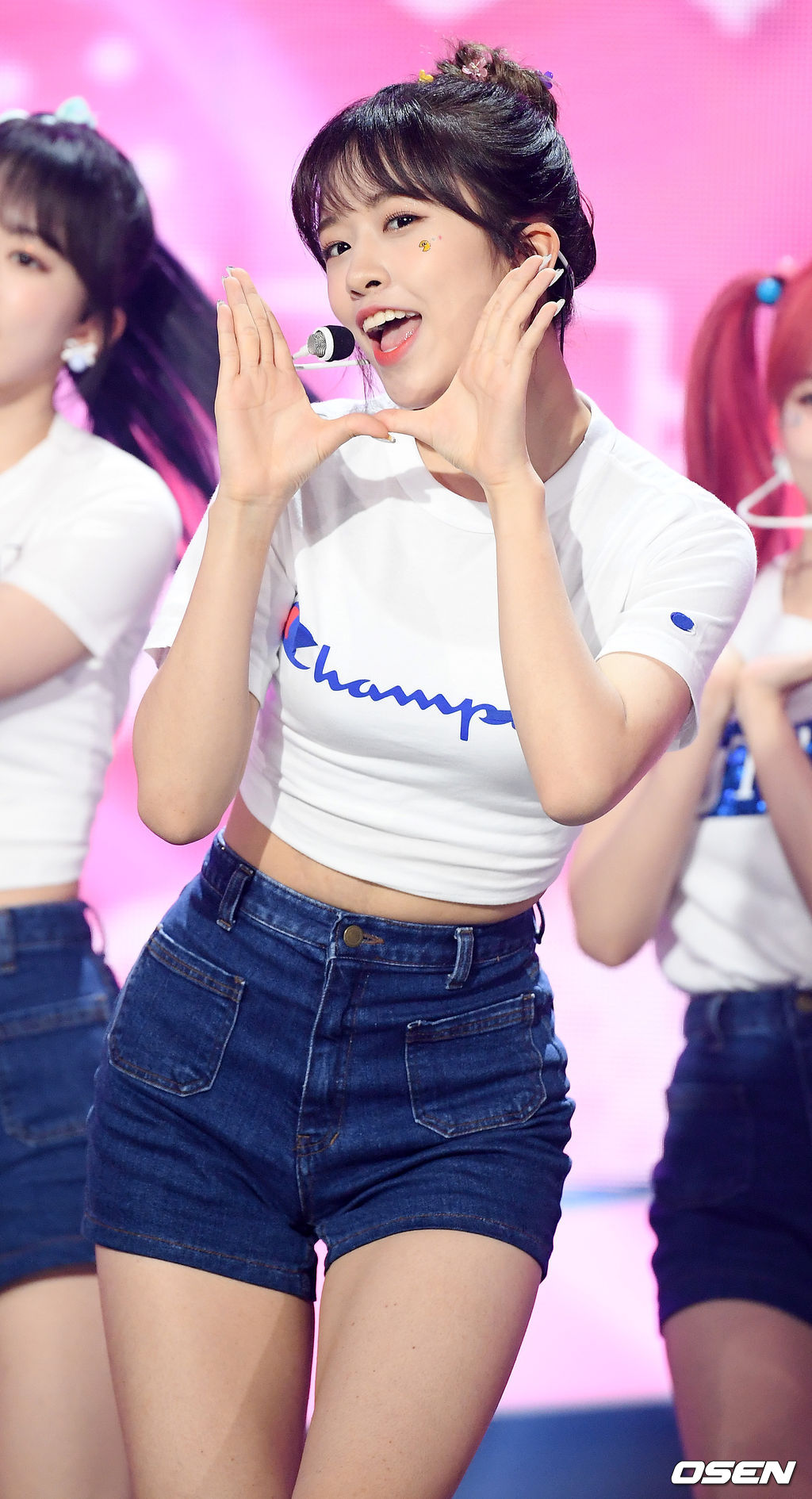쇼 챔피언 생방송에서 아이즈원(IZ*ONE) 안유진이 화려한 무대를 선보이고 있다./ rumi@osen.co.kr