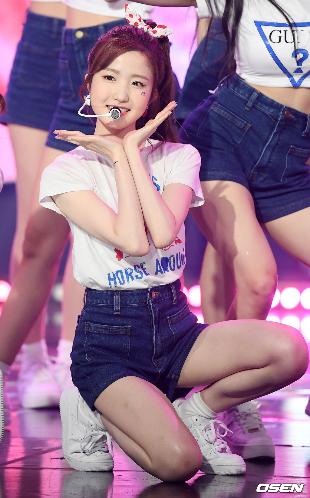 쇼 챔피언 생방송에서 아이즈원(IZ*ONE) 혼다 히토미가 화려한 무대를 선보이고 있다./ rumi@osen.co.kr