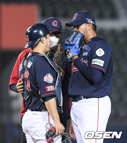 29일 오후 서울 잠실야구장에서 ‘2021 신한은행 SOL KBO리그’ LG 트윈스와 롯데 자이언츠의 경기가 열렸다.6회말 롯데 강태율 포수가 마운드에 올라 프랑코 선발투수와 이야기를 나누고 있다. / soul1014@osen.co.kr