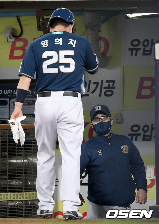 29일 오후 대구삼성라이온즈파크에서 ‘2021 신한은행 SOL KBO리그’ 삼성 라이온즈와 NC 다이노스의 경기가 열렸다.7회초 종료 후 NC 이동욱 감독이 사이클링 히트를 기록한 양의지에게 축하를 보내고 있다./ksl0919@osen.co.kr