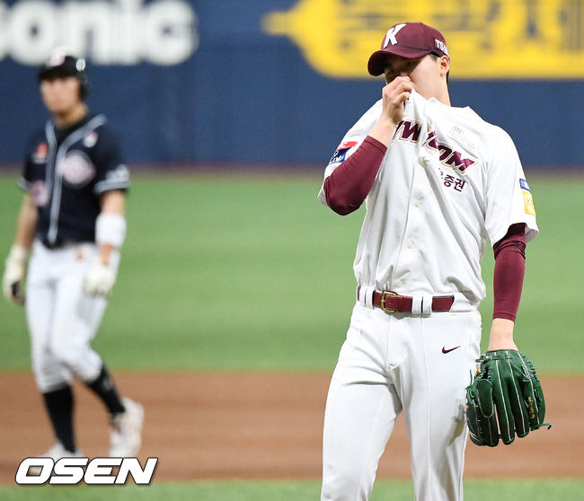 1회초 선두타자 허경민을 스트레이트 볼넷으로 내보낸 장재영은 페르난데스를 좌익수 뜬공으로 잡았지만 박건우와 김재환에게 연속 볼넷을 허용하며 만루 위기를 자초했다. 결국 양석환과 김인태를 연달아 밀어내기 볼넷으로 내보내면서 2실점을 허용했다. 박계범에게도 초구 볼을 던진 장재영은 결국 1사 만루에서 박주성과 교체됐다1회초 키움 선발 장재영이 연속 볼넷을 허용하고 아쉬워하고 있다. /rumi@osen.co.kr