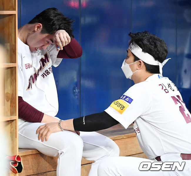 1회초 선두타자 허경민을 스트레이트 볼넷으로 내보낸 장재영은 페르난데스를 좌익수 뜬공으로 잡았지만 박건우와 김재환에게 연속 볼넷을 허용하며 만루 위기를 자초했다. 결국 양석환과 김인태를 연달아 밀어내기 볼넷으로 내보내면서 2실점을 허용했다. 박계범에게도 초구 볼을 던진 장재영은 결국 1사 만루에서 박주성과 교체됐다1회 조기 강판된 키움 선발 장재영이 덕아웃에서 김성민에게 위로를 받고 있다. /rumi@osen.co.kr