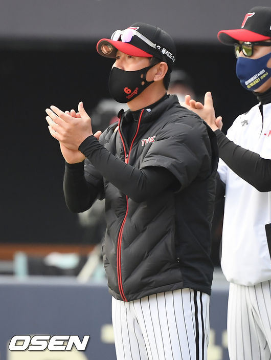 경기를 마치고 LG 류지현 감독이 선수들에게 박수를 보내고 있다./rumi@osen.co.kr