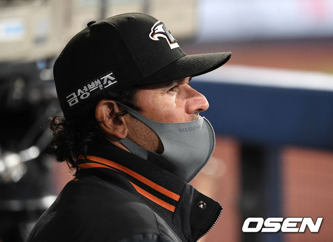 한화 수베로 감독이 더그아웃에서 경기를 바라보고 있다. /sunday@osen.co.kr