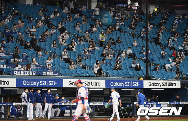 21일 오후 대구 삼성라이온즈파크에서 ‘2021 신한은행 SOL KBO리그’ 삼성 라이온즈와 SSG 랜더스의 경기가 열렸다.7회초 무사 1, 2루 상황 삼성 선발 뷰캐넌이 마운드를 내려가는 가운데 홈 팬들이 박수를 보내고 있다. / dreamer@osen.co.kr