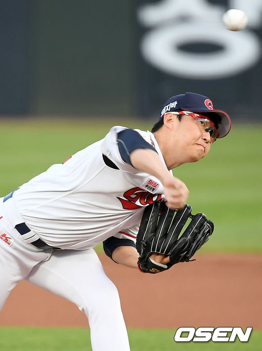 30일 오후 부산 사직야구장에서 '2021 신한은행 SOL KBO리그' 롯데 자이언츠와 한화 이글스의 경기가 열렸다.1회초 롯데 선발 박세웅이 마운드에 올라 힘차게 공을 뿌리고 있다./ksl0919@osen.co.kr