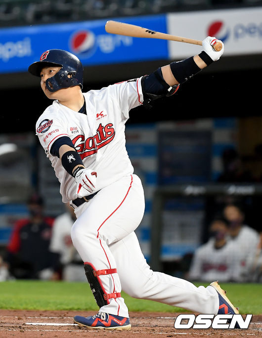 30일 오후 부산 사직야구장에서 '2021 신한은행 SOL KBO리그' 롯데 자이언츠와 한화 이글스의 경기가 열렸다.2회말 무사 1, 2루 롯데 한동희가 1타점 적시타를 날리고 있다./ksl0919@osen.co.kr