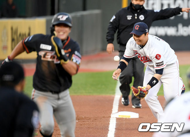 30일 오후 부산 사직야구장에서 '2021 신한은행 SOL KBO리그' 롯데 자이언츠와 한화 이글스의 경기가 열렸다.1회초 1사 만루 한화 노시환의 선취 1타점 적시타 때 롯데 3루수 한동희가 타구를 놓치고 있다./ksl0919@osen.co.kr