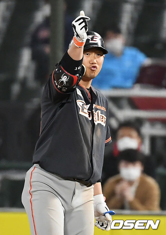 30일 오후 부산 사직야구장에서 '2021 신한은행 SOL KBO리그' 롯데 자이언츠와 한화 이글스의 경기가 열렸다.5회초 1사 만루 한화 하주석이 역전 2타점 적시타를 날린 뒤 세레모니를 하고 있다./ksl0919@osen.co.kr