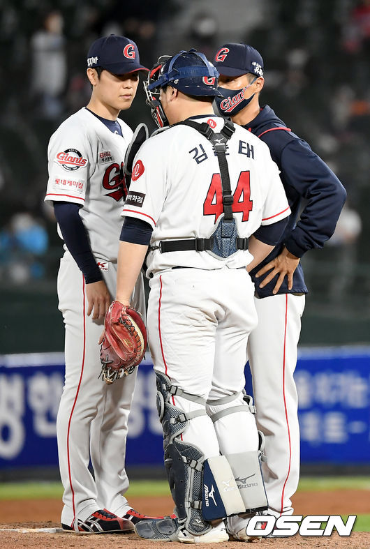 30일 오후 부산 사직야구장에서 '2021 신한은행 SOL KBO리그' 롯데 자이언츠와 한화 이글스의 경기가 열렸다.5회초 1사 만루 마운드를 방문한 롯데 이용훈 코치와 포수 김준태가 박진형과 이야기를 나누고 있다./ksl0919@osen.co.kr