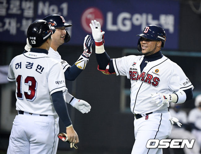 4회말 무사 1,2루에서 두산 페르난데스가 스리런포를 날리고 장승현, 허경민과 하이파이브를 하고 있다.  /jpnews@osen.co.kr