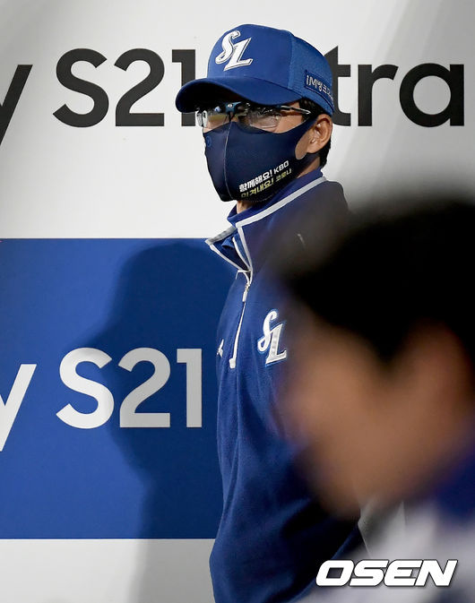 29일 오후 대구삼성라이온즈파크에서 ‘2021 신한은행 SOL KBO리그’ 삼성 라이온즈와 NC 다이노스의 경기가 열렸다.7회초 삼성 허삼영 감독이 생각에 잠겨 있다./ksl0919@osen.co.kr