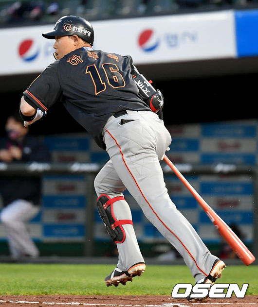 30일 오후 부산 사직야구장에서 '2021 신한은행 SOL KBO리그' 롯데 자이언츠와 한화 이글스의 경기가 열렸다.2회초 1사 2, 3루 한화 하주석이 2타점 적시타를 날리고 있다./ksl0919@osen.co.kr