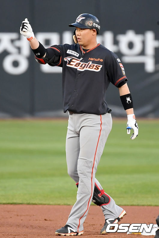 30일 오후 부산 사직야구장에서 '2021 신한은행 SOL KBO리그' 롯데 자이언츠와 한화 이글스의 경기가 열렸다.1회초 1사 1루 한화 하주석이 2루타를 날린 뒤 세레모니를 하고 있다./ksl0919@osen.co.kr