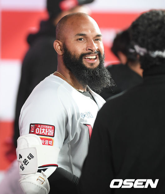 30일 오후 수원KT위즈파크에서 2021 신한은행 SOL KBO리그 KT 위즈와 KIA 타이거즈의 경기가 진행됐다. 8회말 1사 1,2루 KT 알몬테가 3점 홈런을 날린뒤 쿠에바스와 이야기를 나누고 있다. 이날 알몬테는 홈런 2개 포함 7타점 기록했다. / soul1014@osen.co.kr