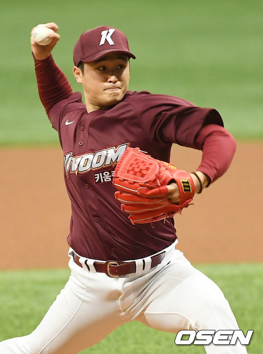 1회말 어웨이팀 최원태가 역투하고 있다. /youngrae@osen.co.kr 