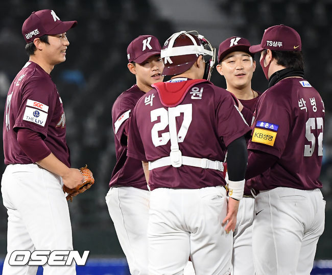 경기를 마치고 키움 선수들이 마운드 위에서 승리의 기쁨을 나누고 있다./rumi@osen.co.kr