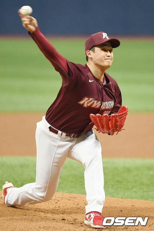 1회말 어웨이팀 최원태가 역투하고 있다. /youngrae@osen.co.kr 