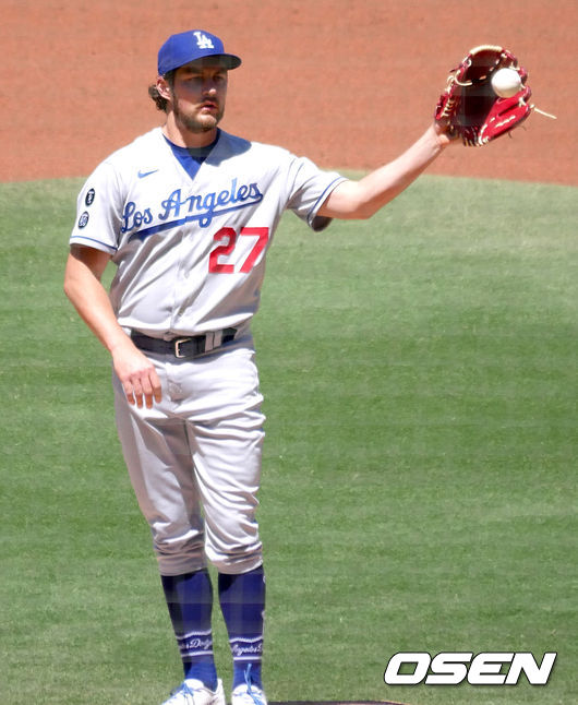 [OSEN=샌디에이고, 이사부 통신원]다저스 선발 트레버 바우어가 투구를 준비하고 있다. / lsboo@osen.co.kr