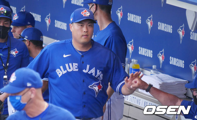 [OSEN=더니든(미 플로리다주), 이사부 통신원] 토론토 류현진이 동료들과 하이파이브를 하고 있다.  / lsboo@osen.co.kr