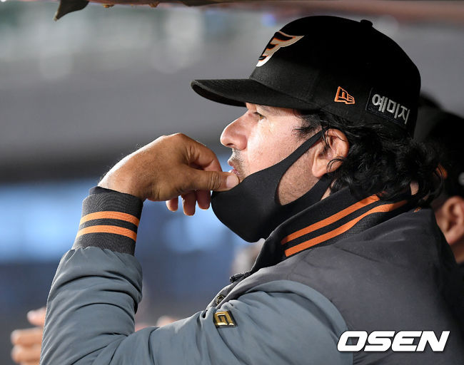 한화 수베로 감독이 경기를 지켜보고 있다./ksl0919@osen.co.kr