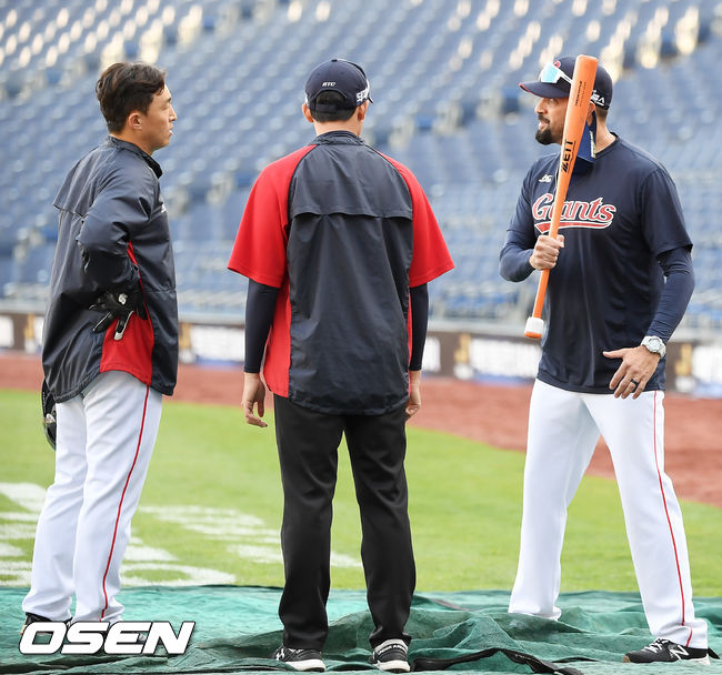 롯데 라이온 롱 타격코치가 손아섭에게 타격 폼 지도를 하고 있다./rumi@osen.co.kr