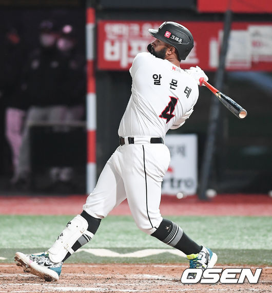 30일 오후 수원KT위즈파크에서 2021 신한은행 SOL KBO리그 KT 위즈와 KIA 타이거즈의 경기가 진행됐다. 6회말 1사 1,2루 KT 알몬테가 1타점 적시타를 날리고 있다.  / soul1014@osen.co.kr