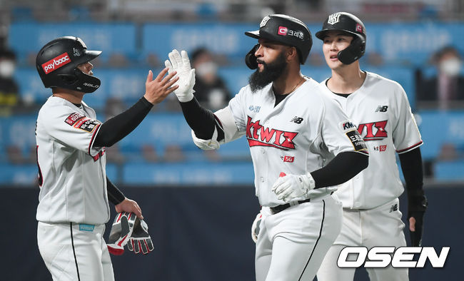 30일 오후 수원KT위즈파크에서 2021 신한은행 SOL KBO리그 KT 위즈와 KIA 타이거즈의 경기가 진행됐다. 8회말 1사 1,2루 KT 알몬테가 3점 홈런을 날린뒤 동료들의 축하를 받고 있다. 이날 알몬테는 홈런 2개 포함 7타점 기록했다. / soul1014@osen.co.kr