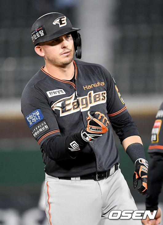 7회초 1사 2루 한화 힐리가 1타점 적시 3루타를 날린 뒤 세레모니를 하고 있다./ksl0919@osen.co.kr