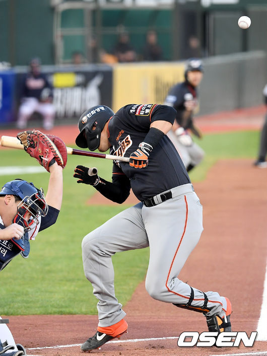1회초 1사 2, 3루 한화 힐리가 롯데 박세웅의 투구에 맞고 있다./ksl0919@osen.co.kr