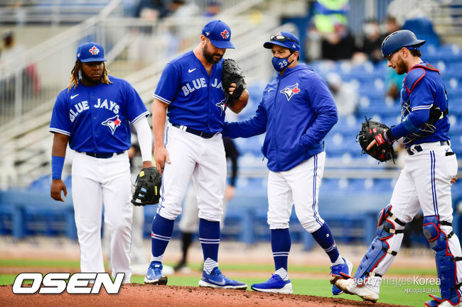 [사진] 지난 22일(한국시간) 열렸던 뉴욕 양키스와의 홈경기 도중 강판당하고 있는 토론토이 태너 로아크(왼쪽에서 두 번째). ⓒGettyimages(무단전재 및 재배포 금지)