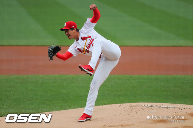 [사진] 세인트루이스의 김광현이 지난 30일(한국시간) 필라델피아와의 홈경기에서 힘차게 공을 던지고 있다.ⓒGettyimages(무단전재 및 재배포 금지)