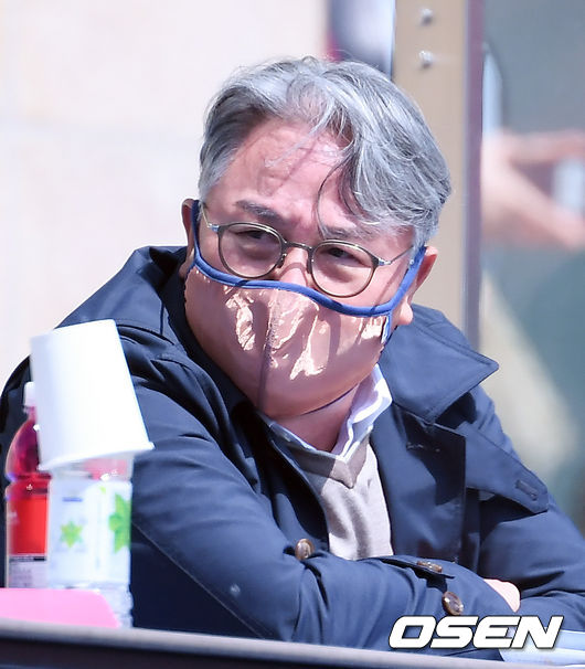 18일 오후 잠실야구장에서 '2021 신한은행 SOL KBO 리그' LG 트윈스와 두산 베어스의 경기가 진행됐다.경기 앞서 야구대표팀 김경문 감독이 경기장을 찾아 관전하고 있다. / soul1014@osen.co.kr