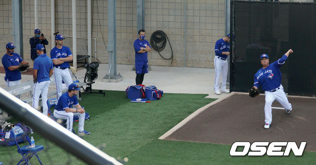 [OSEN=더니든(미 플로리다주), 이사부 통신원] 토론토 블루제이스 ‘에이스’ 류현진(34)이 시범경기 3번째 등판에서 브라이스 하퍼에게 홈런을 맞는 등 8피안타로 고전했다. 류현진은 27일(이하 한국시간) 미국 플로리다주 더니든 TD볼파크에서 열린 2021 메이저리그 필라델피아 필리스와의 시범경기에 선발등판, 4이닝 8피안타(1피홈런) 1볼넷 1사구 5탈삼진 3실점을 기록했다. 시범경기 특별 규칙으로 3회 이닝 중 교체돼 4회 재등판한 류현진은 매 이닝 주자를 내보냈다. 커맨드가 흔들리면서 어려운 경기가 됐고, 올해 시범경기 최다 3실점을 내줬다. 시범경기 평균자책점도 1.50에서 3.60으로 상승. 토론토 류현진이 불펜 피칭을 하고 있다. / lsboo@osen.co.kr