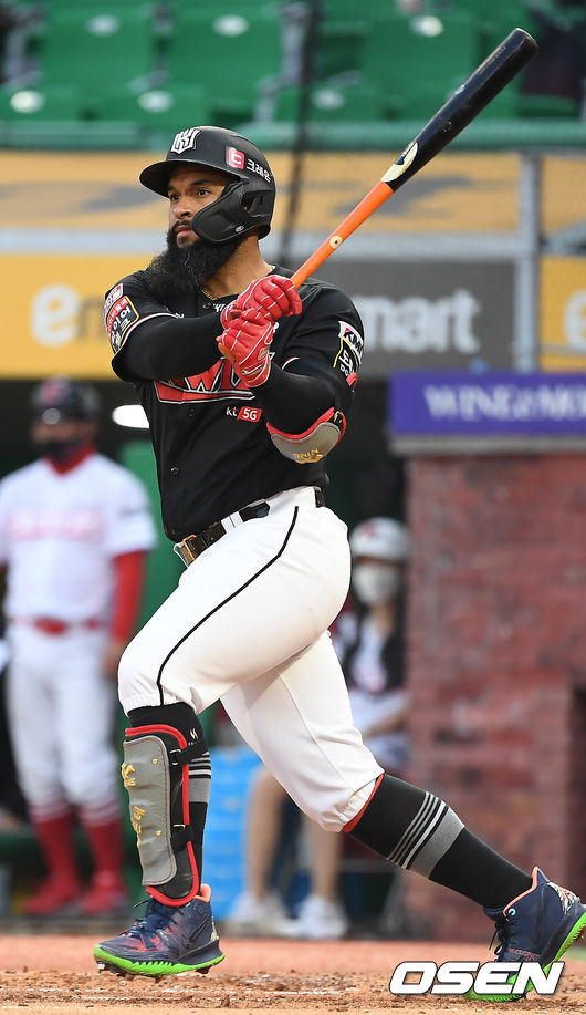 28일 오후 인천SSG 랜더스필드에서 ‘2021 신한은행 SOL KBO리그’ SSG 랜더스와 KT 위즈의 경기가 열렸다.2회초 무사 KT 알몬테가 타격을 하고 있다./youngrae@osen.co.kr