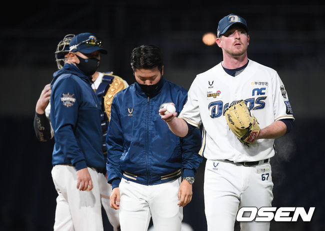 20일 오후 창원NC파크에서 '2021 신한은행 SOL KBO 리그' NC 다이노스와 KT 위즈의 경기가 진행됐다.5회초 1사 1,3루 재역전 허용한 NC 파슨스가 강판되고 있다. /  soul1014@osen.co.kr