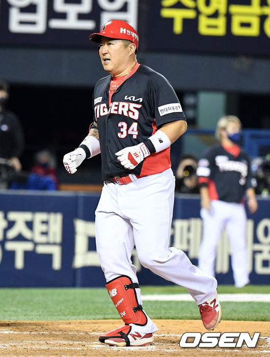 5회초 2사 1루에서 KIA 최형우가 LG 정찬헌을 상대로 우월 투런포를 날리고 홈을 밟고 있다. 최형우는 개인통산 2000안타 달성. /jpnews@osen.co.kr